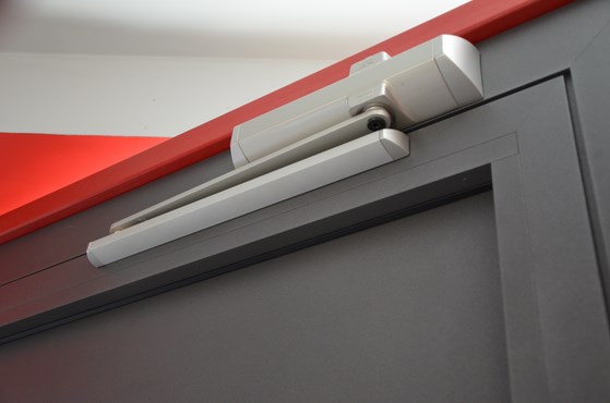 Samozamykacz nawierzchniowy ITS 90 Concealed door closer ITS 90